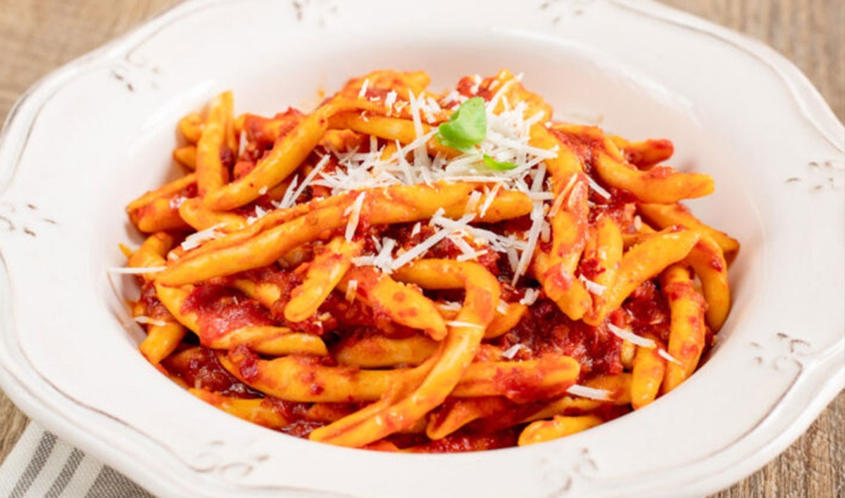 Fileja, nduja e cipolle rosse di tropea